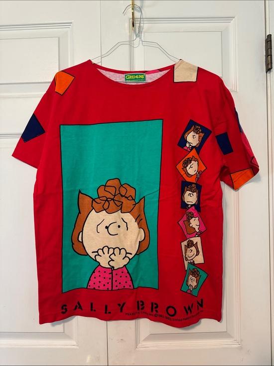 Gremlins Tops - Sally Brown Red Graphic Tee by Gremlins M